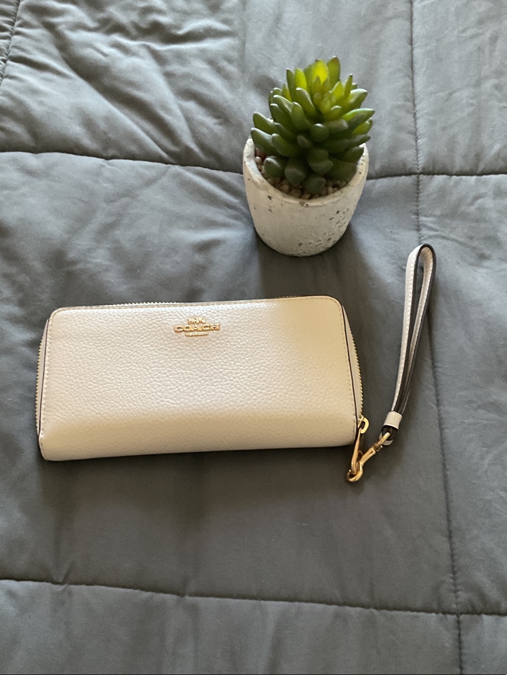 Coach White Pebbled Leather Zip Wristlet with Gold Hardware. EUC